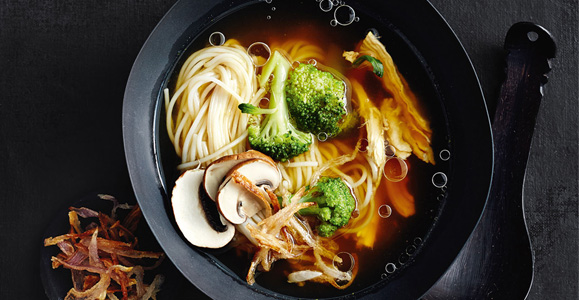 Asiatische Hühnersuppe mit Reisnudeln und Brokkoli