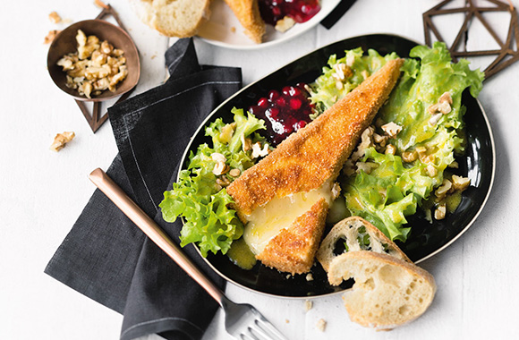 Gebackener Brie mit Preiselbeeren und Salat