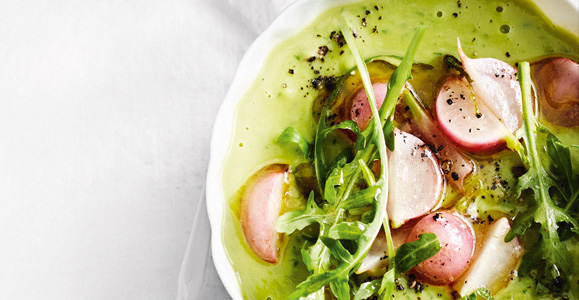 Erbsen-Rucola-Suppe mit Radieschen