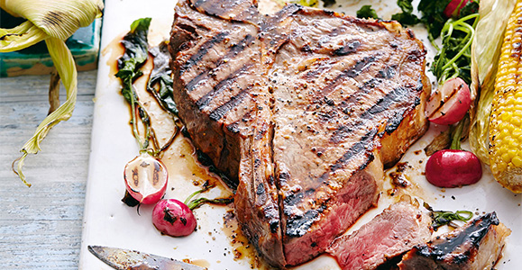 T-Bone-Steak mit Chimichurri, gegrillten Maiskolben und Radieschen