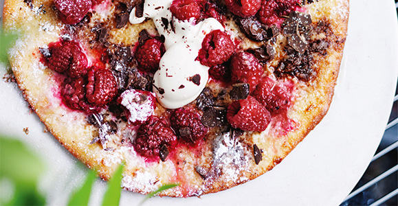 Süße Pizza mit Himbeeren und Schokolade