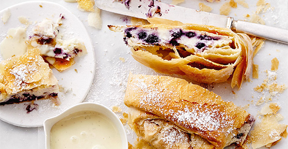 Topfenstrudel mit Heidelbeeren und Vanillesauce