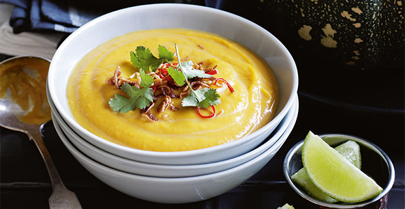 Kürbissuppe mit knusprigen Chilis und Schalotten