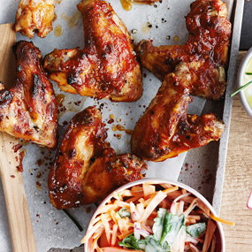 Chicken Wings mit Karottensalat und Schnittlauchdip