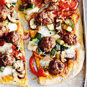 Meatball-Pizza mit buntem Gemüse