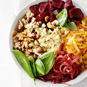 Buddha Bowl mit Hirse, Karotten und Roten Rüben