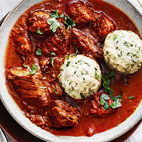 Gulasch mit Semmelknödeln