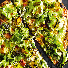 Pizza Verde mit Lauch, Erbsen und Kräuteröl