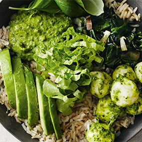 Gemüse-Bowl mit Reis und Salsa verde