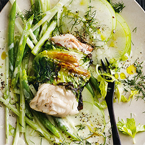 Fischpäckchen mit Fisolen, Sellerie und Äpfeln