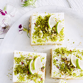 Limetten-Cheesecake mit Pistazien