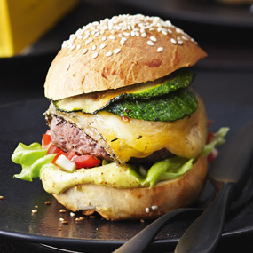 Cheeseburger mit Mayonnaise und Tomaten-Relish