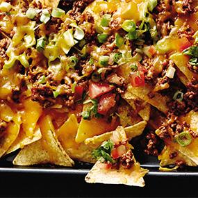 Überbackene Tortilla-Chips mit Faschiertem und Tomatensalsa