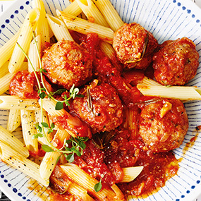 Penne mit faschierten Bällchen in Tomatensauce