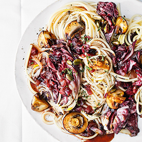 Spaghetti mit Pilzen und Rotweinzwiebeln