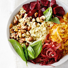 Buddha Bowl mit Hirse, Karotten und Roten Rüben