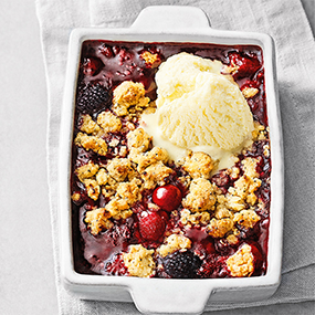 Beeren-Crumble mit Vanilleeis