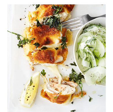 Hühner-Cordon-bleu mit Gurkensalat