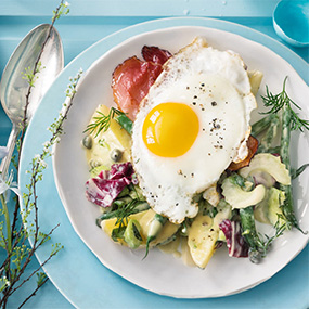 Erdäpfelsalat mit Spiegelei und Speck