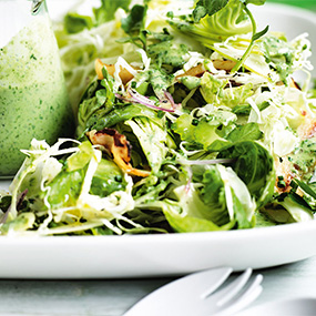 Fruchtiger grüner Salat mit knusprigem Speck und Buttermilchdressing
