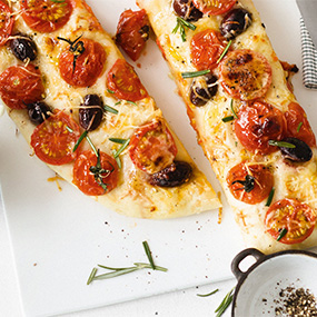 Tomaten-Oliven-Focaccia mit grünem Salat