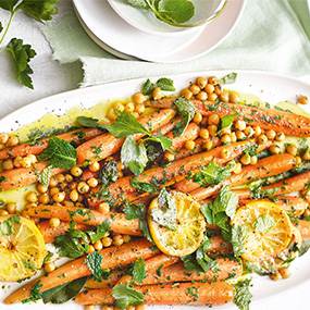 Karotten und Kichererbsen mit Zitronen und Kräuterpesto