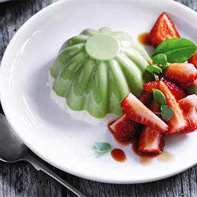 Basilikum-Pannacotta mit Erdbeeren