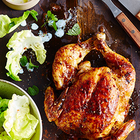 Grillhuhn in Orangenmarinade mit grünem Salat