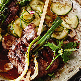 Yakitori-Hüftsteaks mit Ingwer-Gurkensalat