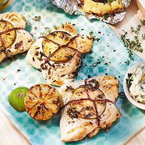 Zander-Limetten-Päckchen mit Grillerdäpfeln und Kräuter-Kapern-Dip