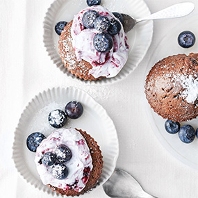 Kakao-Cupcakes mit Heidelbeeren