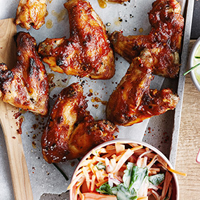 Chicken Wings mit Karottensalat und Schnittlauchdip