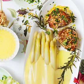 Spargel mit Sauce hollandaise und Schweinsmedaillons