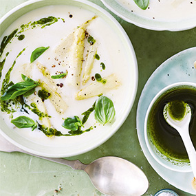 Spargelcremesuppe mit Basilikumöl