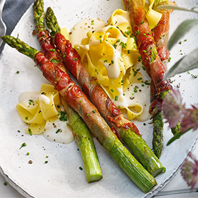 Spargel im Speckmantel mit Nudeln und Käsesauce