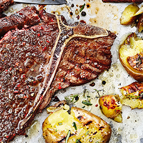 T-Bone-Steak mit Kaffee-Rub und Rosmarinerdäpfeln