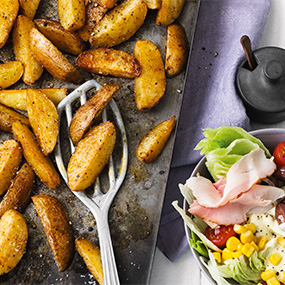 Erdäpfel-Wedges mit Tomaten-Mais-Salat