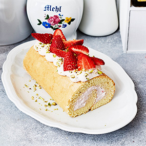 Zuckerreduzierte Biskuitroulade mit Erdbeer-Schlagobers-Füllung