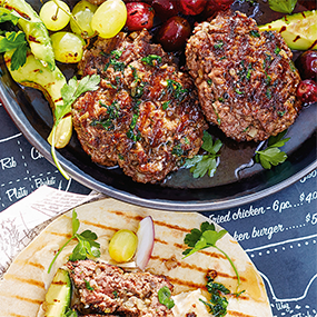 Faschierte Chili-Laibchen mit gegrillter Avocado und Bohnenmus