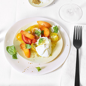 Büffelmozzarella mit Marillen und Tomaten