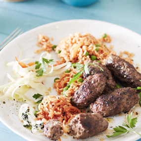 Cevapcici mit Tomatenreis, Krautsalat und Dip