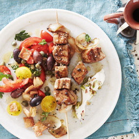 Souvlaki mit Pistazienjoghurt und Oliven-Tomatensalat