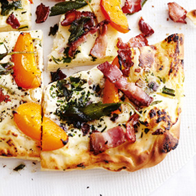 Ricotta-Kräuter-Pizza mit Nektarinen und Speck<br /><br />