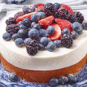 Biskuittorte mit Orangen-Joghurtcreme mit Beeren