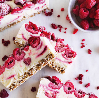 Frozen-Yogurt-Schnitten mit Himbeeren