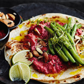 Tortillas mit Rote-Rüben-Hummus und Fisolen