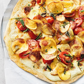 Pizza mit Erdäpfeln und Cherrytomaten