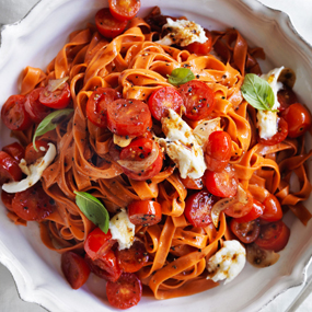 Rote Fettuccine mit Tomaten und Mozzarella