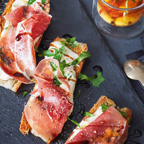 Crostini mit Bohnenpüree und Prosciutto