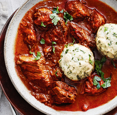 Gulasch mit Semmelknödeln